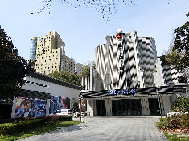 衡山電影院。映画館はまだ休止中。左側の壁には『スパイinデンジャー』の広告が。中国では1月3日公開だったんですね