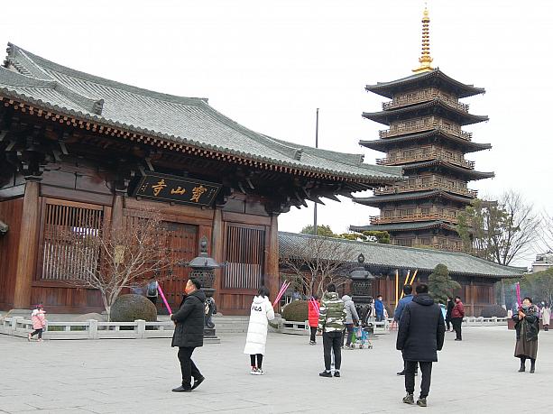 「上海の小京都」と呼ばれている「宝山寺」。きらびやかにしていないところが確かに京都っぽい。500年の歴史がある上海最大のお寺だそう。建物は近年改築されたもの