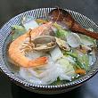 鍋辺、初めて食べました。海鮮と野菜のスープに、薄くて平たい米粉の麺が入っています
