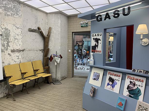 カフェといっても、メインは展示スペース。この日はおしゃれな犬服ブランド「GASU」の展示でした