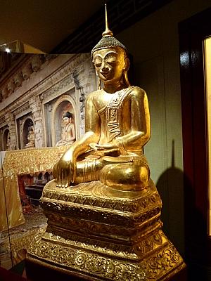 ミャンマーの仏陀像