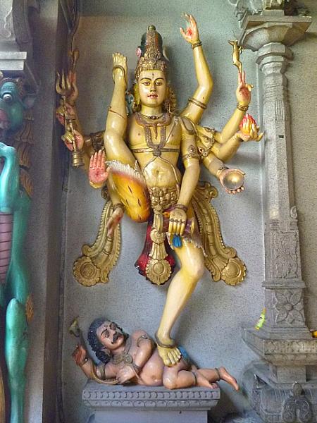 祭壇の左側にいる、踊るシヴァの像