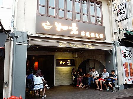 人気の中華料理屋や、歩き疲れた時にはマッサージ屋さんでリフレッシュもできます！