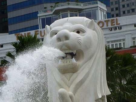 水を噴き上げるマーライオン。獅子はシンガポールの象徴。