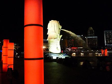 赤色に変化した円柱状のライトとマーライオン