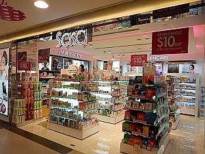 香港発コスメショップのSasa、ドラッグストアのWatsons、そして韓国コスメ店も数軒入っています。