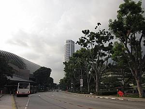 ホテルや、シンガポール・フライヤーが見えます。
