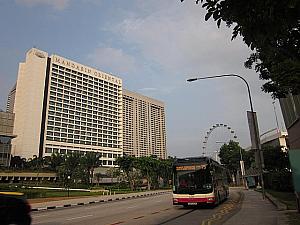 ホテルや、シンガポール・フライヤーが見えます。