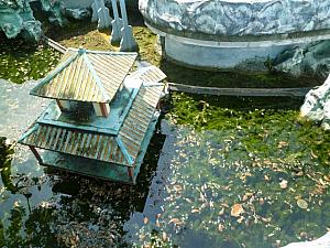 池の中には中国風の建物の彫刻が…
