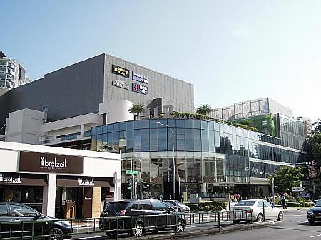 Katong I12は高級感のあるショッピングセンターで、気の利いたショップやレストラン、地下にはスーパーも入っています。
