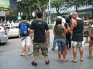 シンガポールの定番、Tシャツ、短パン、サンダル。