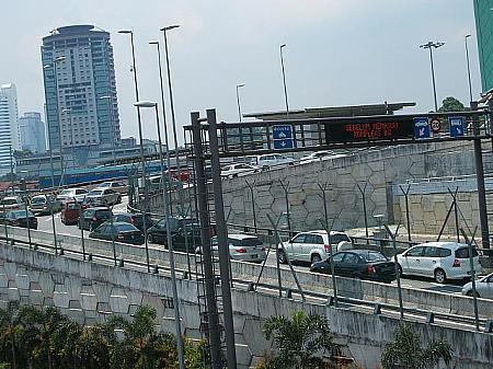 マレーシア入国手続きに向かう車、車、車。