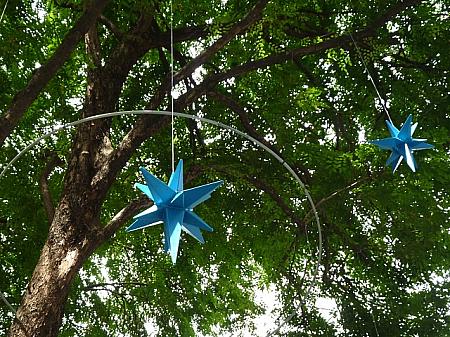 金平糖のような星のオブジェが吊り下がる街路樹