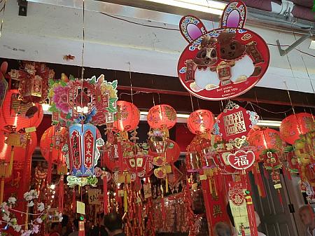 赤い提灯や干支のうさぎをかたどった中華正月の飾り