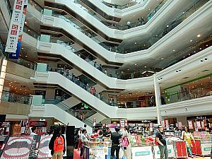 東南アジアの典型的なショッピングセンターです。