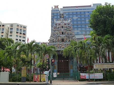 高い塔門が印象的なスリ・ヴィラマカリアマン寺院