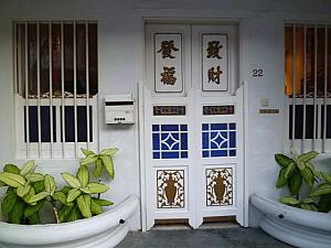 中国語とスイングドアの装飾が面白い。