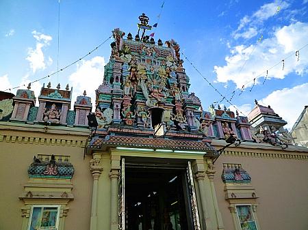 色鮮やかな塔門が印象的なマハ・マリアマン寺院