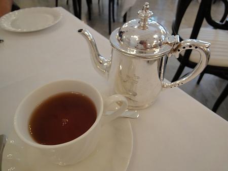 紅茶はアール・グレイかダージリンを。