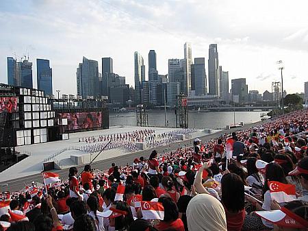 殆どの人が赤と白の服を着ています！（シンガポール国旗に見立てているそうです！）