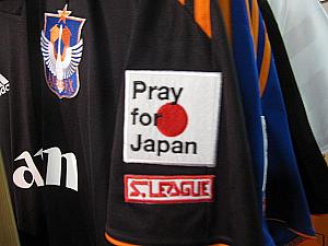 オフィシャルグッズには「Pray for Japan」の文字が！