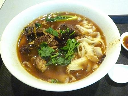 清香館の牛肉入り刀削麺。出汁の効いたスープが美味。