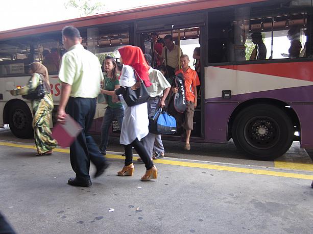 お隣の国、マレーシア・ジョホールバルからくるバスがこのバス停までくるんです！バスで国境越えができるなんて素敵！
