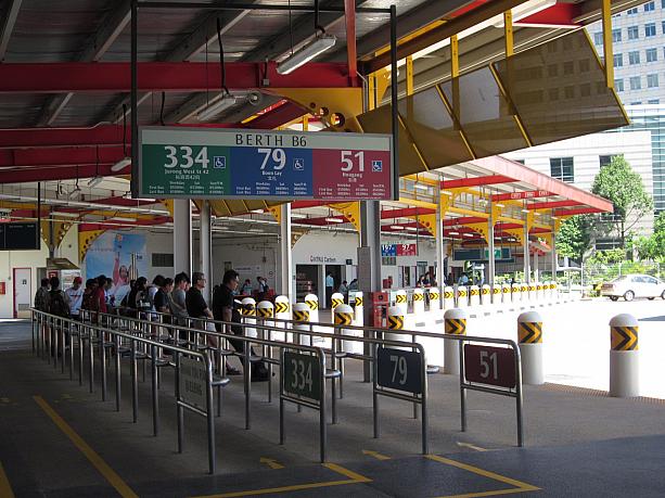バスターミナルではこのようにバスの路線ごとに列があります。