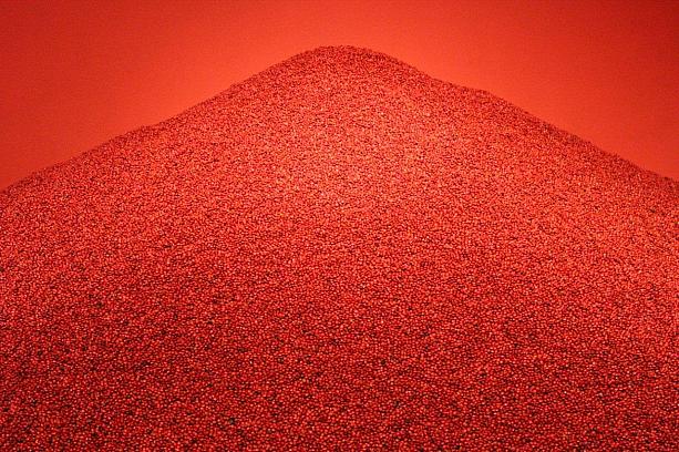 ハート型をした赤い｢サガの実」を4000kg以上も積み上げた作品。別名｢ラブシード｣とも呼ばれる東南アジアの女性に人気のある木の実。作品名はヒンディー語で４つめのチャクラ（心臓）を意味する「Anahata」