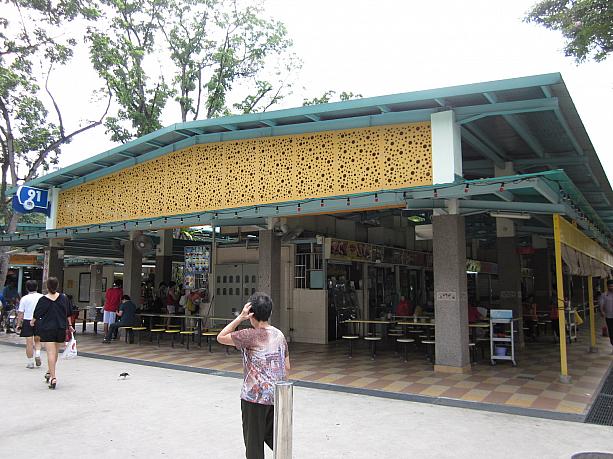 ワンポア・フード・センター。名店揃いのホーカーでシンガポール人に人気です。