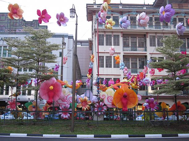 可愛らしい飾り付けがEn Tong Sen StreetとNew Bridge Roadで見られます。