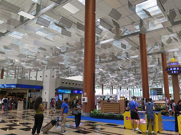 チャンギ空港です！こちらでもシンガポール50周年で盛り上がっています。