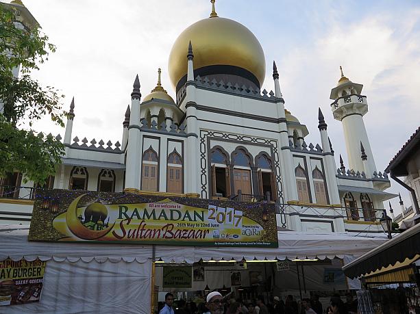 イスラム教のラマダンが始まりました。こちらアラブ街にあるサルタンモスク前、バザールが開催されています。