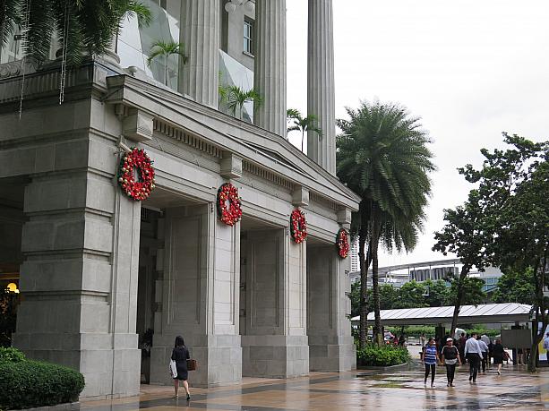 雨が降ったり止んだりの曇り空が続いているシンガポールです。雨が上がった夕方、フラトンホテルへお出かけです。
