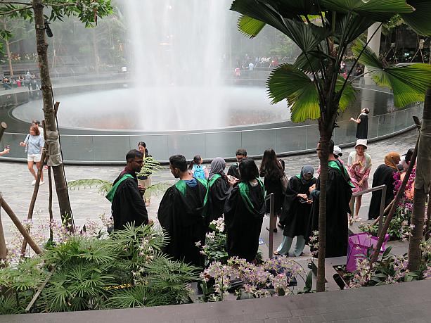 大学を卒業した人達が写真撮影に来ているのに遭遇。