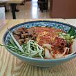 で、時々食べたくなるこちらのお店Biang Biang Noodles Xi’an Famous Foodのビアンビアン麺を。お昼のピークが過ぎた時間だとお客さんがほとんどいなくて店員さんがお昼ごはん食べてます。