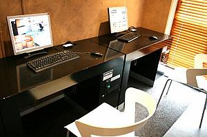 ビジネスサービスとして、ネットができるパソコンが数台。
