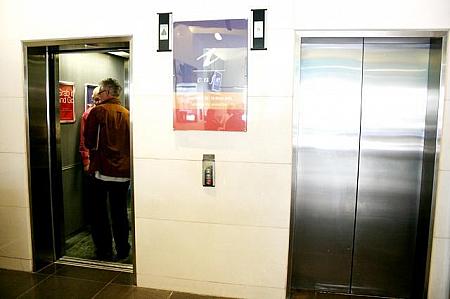 エレベーターが２つというのはやや少ないかな、と思いましたが、そこはバジェットホテル。目をつぶりましょう。
