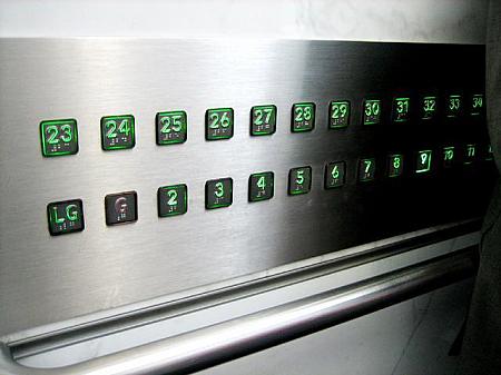 エレベーターにはスイッチが整然と並んでいます。意外と高いビルだったんですね。　 