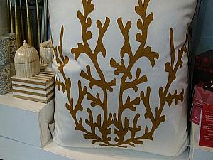 人気商品のカンボジアン・シルクのクッション。