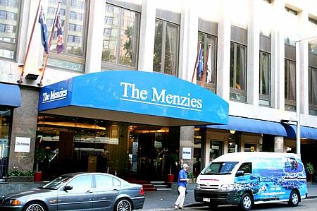 駅前のせいか、１Fエリアにショッピングモールを備えた便利な「Menzies」。 