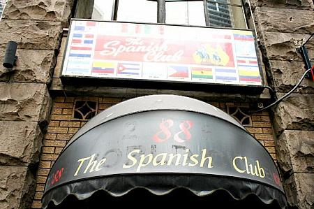 その名も「The Spanish Club」。古そうなお店です。