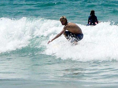 ＜サーフィンのためにマンリーを選んだ学生も少なくありません。波が良くたっぷり練習できるので、短期間でもかなり上達できるらしい！＞