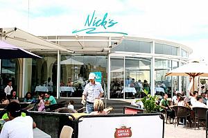 ビーチ・フロントには有名シーフードレストラン「Nicks」が、こんなところにも！