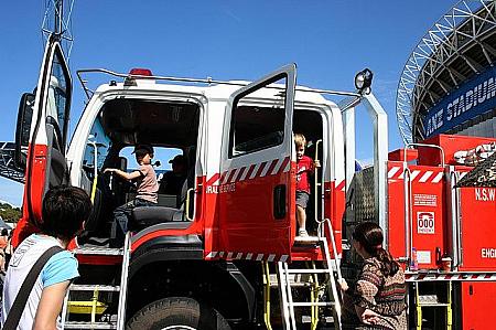 消防車や工事用作業車に試乗できるエリアは子どもだけでなく、大人も興味シンシン。