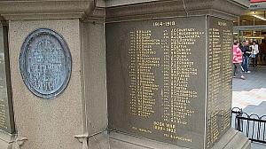 ＜記念碑の台座部分にはそれぞれの戦争での戦死者の名前が刻まれています。＞