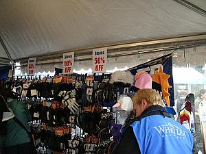 スケート・リンクを挟んだ反対側にあったスキー・グッズのお店では、スキー板だけではなくウェアや小物の販売もしていました。