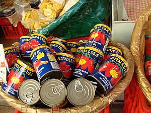 イタリアン・デリではパスタ類はもちろんのこと、トマトからオリーブオイル、パンやオリーブなど本場の食材が揃います！