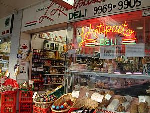 イタリアン・デリではパスタ類はもちろんのこと、トマトからオリーブオイル、パンやオリーブなど本場の食材が揃います！