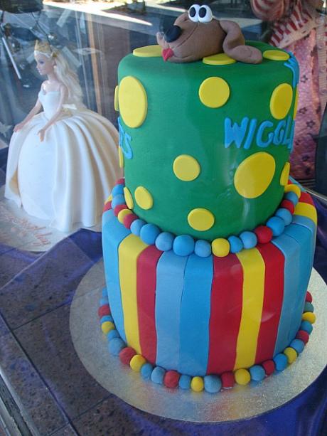 ケーキというよりは子どものオモチャ的な色彩感覚にちょっとたじろいでしまいます。